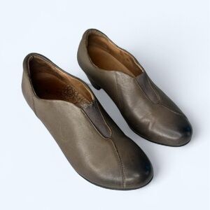 Taos slip on gray leather low heel pumps